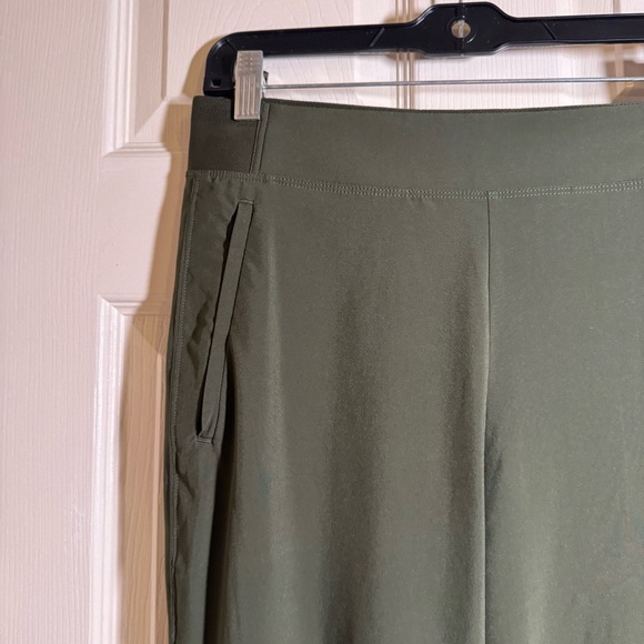 Athleta Dark Green Wrinkle-resistant, stretch fabric Size 6P - Picture 4 of 11